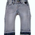 JEANS BABY PEM Jeans elasticizzati baby modello cinque tasche, vestibilità slim, elastico interno per regolazione vita, allacciatura con gancio, orlo con taglio vivo, lavaggio denim chiaro.