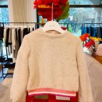 Maglia bimba Maglia girocollo in morbidissimo filato peloso, apertura dietro con bottoncini, polsi e fondo elasticizzati a contrasto. Made in Italy