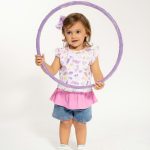 Maxi t.shirt manica corta Kitsch Maxi-t.shirt o miniabito in cotone a maniche corte con volant, scollo tondo e fantasia all over, fondo con finitura arricciata. Chiusura superiore con bottone a goccia sul retro.