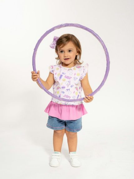 Maxi t.shirt manica corta Kitsch Maxi-t.shirt o miniabito in cotone a maniche corte con volant, scollo tondo e fantasia all over, fondo con finitura arricciata. Chiusura superiore con bottone a goccia sul retro.