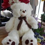 Orsetto di peluche con fiocco Orsetto in peluche con fiocco in stoffa vellutata. Doudou Idea Regalo