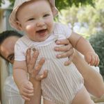 Pagliaccetto con cappello neonato Set Neonato Mayoral: Pagliaccetto e Cappello, Stile e Comfort Estivo!