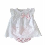 Pagliaccetto Dolce Estate Teto e Tatta Pagliaccetto neonata di Teto e Tatta - MADE IN ITALY - in sangallo con coulotte rigata rosa e fiocchetto applicato. Lista Nascita Corredino