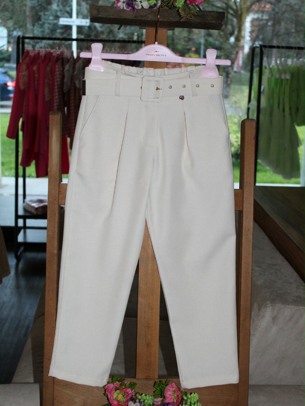 Pantalone elegante ragazza PHJTR3054 00 Pantalone elegante ragazza Pantalone elegante per ragazza, modello dal taglio diritto con cinta elasticizzata e cintura, tasche america e pinces in vita.