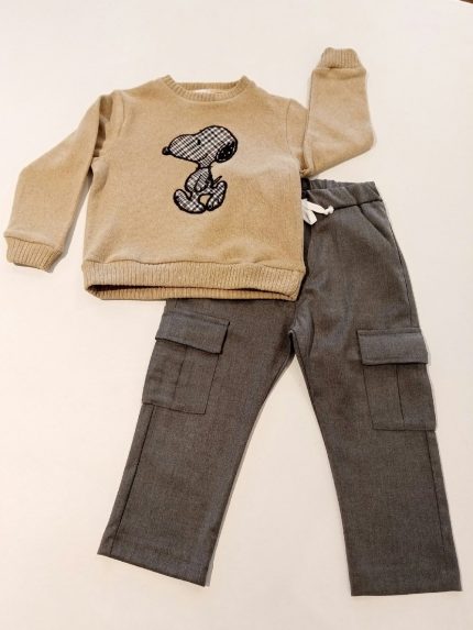 Pantaloni baby Pantaloni dal taglio morbido con cintura elastica con coulisse, tasche laterali e tascone sulla gamba. Made in Italy
