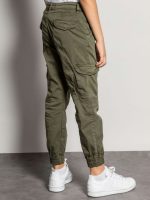 PANTALONI CARGO GARDEN Si indossa con facilità tutti i giorni il pantalone cargo dalla vestibilità slim. Taglie junior 8/16 anni.