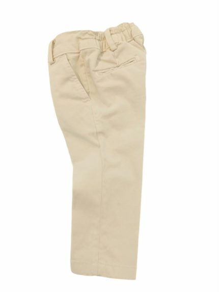 Pantaloni chino Pantaloni chino in cotone dal taglio regolare, taschine laterali e dietro a filetto, allacciatura con zip e bottone, cinta elasticizzata dietro. Made in Italy