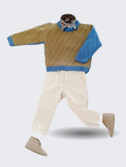Pantaloni chino Pantaloni chino in cotone dal taglio regolare, taschine laterali e dietro a filetto, allacciatura con zip e bottone, cinta elasticizzata dietro. Made in Italy
