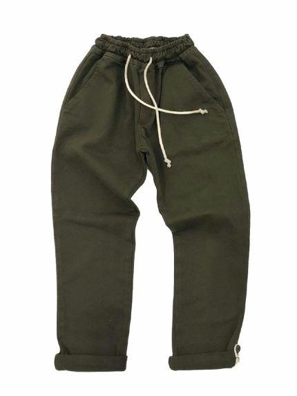 PANTALONI COTONE CON COULISSE OVER-D - Pantaloni ragazzo in cotone elasticizzato, vestibilità comoda, coulisse in vita, tasche america, risvolto al fondo con bottone.