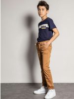 PANTALONI COTONE LAWSON Adatti ad un look casual-chic i pantaloni chino LAWSON dalla vestibilità slim. Taglie 8/16 anni.