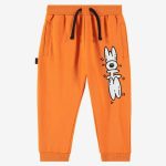 Pantaloni felpa Joggers in felpina elasticizzata tinta unita arancione con tasche laterali e polsini al fondo, cintura elastica con coulisse, stampa "doodle shoe" bianca posizionata in verticale sulla gamba sinistra. Vestibilità regolare.