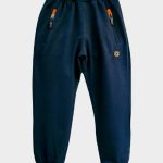PANTALONI FELPA ATIVO KIDS - Pantaloni in felpa - 100% cotone - con cintura elastica e coulisse (dalla taglia 8A), tasche zippate, polsi elastici al fondo, tasca posteriore.