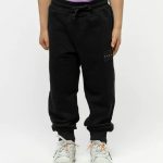 Pantaloni in felpa Joggers in felpa di cotone elasticizzata, tinta unita di colore nero con patch logo nera sul fianco della gamba sinistra. Modello con tasche, cintura elastica a costine con coulisse e polsini al fondo. Vestibilità regolare.