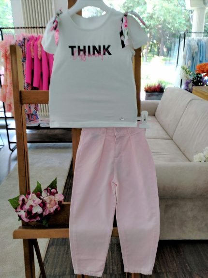 Pantaloni La Vie En Rose Pantaloni a caramella in morbidissimo tessuto cotone/tencel, allacciatura con zip e bottone, cintura elastica dietro, motivo pinces con bottone.