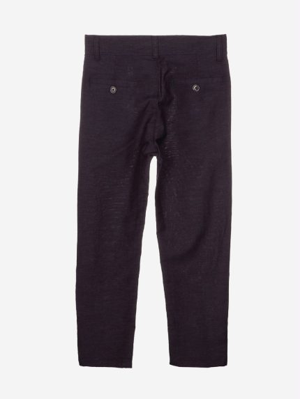 Pantaloni lino Pantalone in lino dal taglio classico con due tasche laterali e due posteriori. Si allaccia sul davanti con un solo bottone e chiusura con zip.