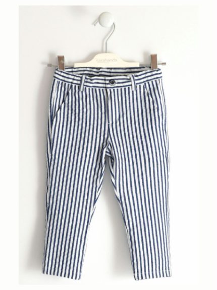 PANTALONI LUNGHI TESSUTO RIGHE SARABANDA - Pantaloni in tessuto di cotone elasticizzato, fantasia rigata blu, cintura elastica regolabile, tasche posteriori a filetto.