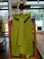 Pantaloni ragazza Pantaloni eleganti a vita alta con fusciacca, taglio diritto, allacciatura con cerniera laterale nascosta.