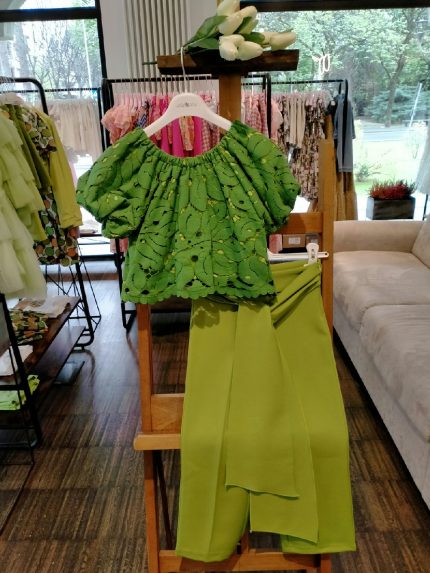 Pantaloni ragazza Pantaloni eleganti a vita alta con fusciacca, taglio diritto, allacciatura con cerniera laterale nascosta.