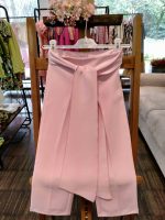 Pantaloni ragazza Pantaloni eleganti a vita alta con fusciacca, taglio diritto, allacciatura con cerniera laterale nascosta.