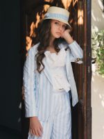 Pantaloni ragazza Pantaloni dal taglio diritto con tasche laterali, tessuto fantasia rigata azzurra, cintura elasticizzata dietro, allacciatura con zip nascosta sul fianco.