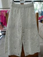 Pantaloni ragazza Pantaloni in pizzo con cintura elastica, fondo smerlato.