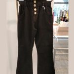 Pantaloni ragazza Pantaloni a vita alta in cotone stretch, fondo a trombetta, cinta elasticizzata arricciata, allacciatura con bottoni dorati. Made in Italy