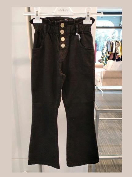 Pantaloni ragazza Pantaloni a vita alta in cotone stretch, fondo a trombetta, cinta elasticizzata arricciata, allacciatura con bottoni dorati. Made in Italy