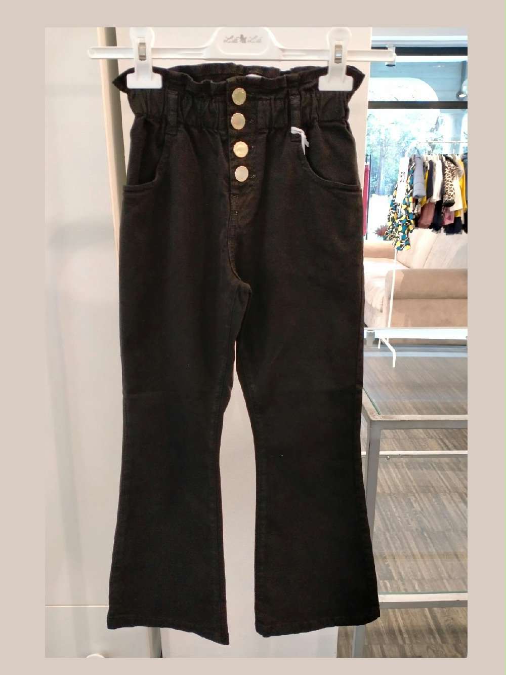 Pantaloni ragazza LL2320 00 Pantaloni ragazza Pantaloni a vita alta in cotone stretch, fondo a trombetta, cinta elasticizzata arricciata, allacciatura con bottoni dorati. Made in Italy