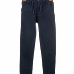 Pantaloni tessuto Autumn Pantaloni in tessuto per bambino con cintura elastica, allacciatura zip con bottone, tasche anteriori all'americana e posteriori a filetto.