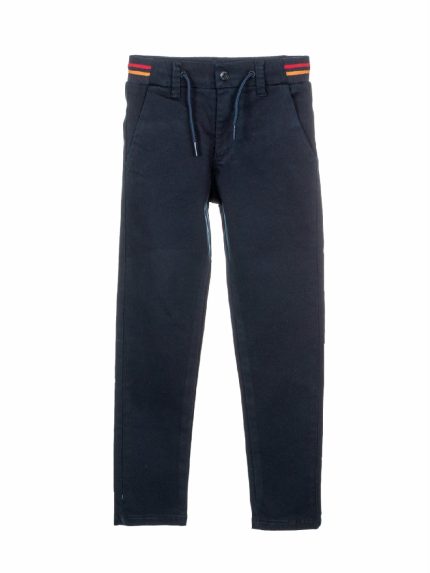 Pantaloni tessuto Autumn Pantaloni in tessuto per bambino con cintura elastica, allacciatura zip con bottone, tasche anteriori all'americana e posteriori a filetto.