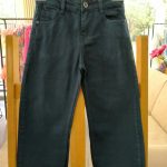 Pantaloni twill Retro Summer Pantaloni ampi in twill con cinque tasche. Allacciatura sul davanti con un semplice bottone e chiusura con zip.