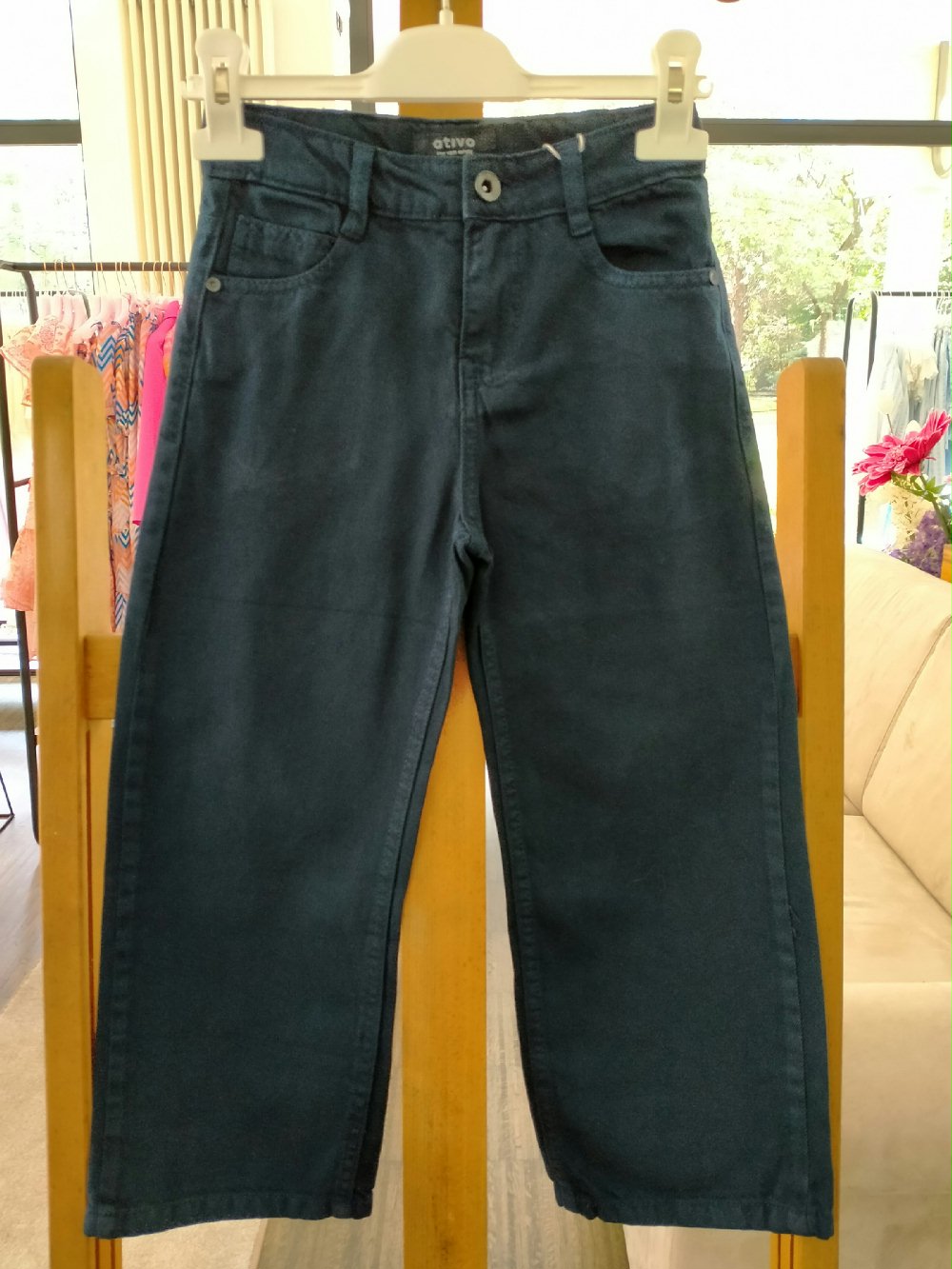 Pantaloni twill Retro Summer YX1704 00 Pantaloni twill Retro Summer Pantaloni ampi in twill con cinque tasche. Allacciatura sul davanti con un semplice bottone e chiusura con zip.