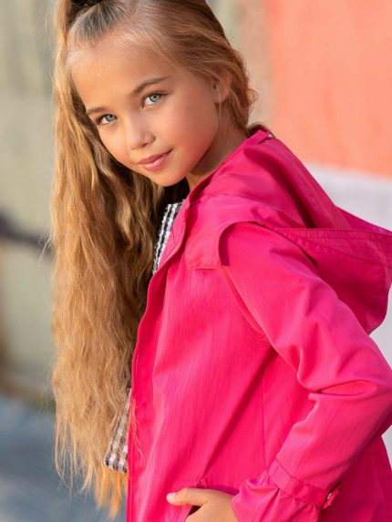 Parka La Vie En Rose Parka con cappuccio staccabile a maniche lunghe con polsini elasticizzati con chiusura a bottoni e applicazione di volant. Allacciatura zippata con tasche sul davanti. Dettaglio di pieghe lungo la schiena.