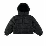 Piumino con cappuccio ragazza Piumino in nylon con cappuccio per ragazza,realizzato con fibre REPREVE ottenute dal riciclo di bottiglie di plastica. Colore nero, cappuccio e bottoni a clip, zip e tasche laterali.Vestibilità regolare.