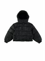 Piumino con cappuccio ragazza Piumino in nylon con cappuccio per ragazza,realizzato con fibre REPREVE ottenute dal riciclo di bottiglie di plastica. Colore nero, cappuccio e bottoni a clip, zip e tasche laterali.Vestibilità regolare.