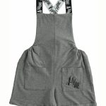 Salopette bambina con tasche Salopette sportiva per bambina di Sarabanda realizzata in jersey stretch. Il modello è arricchito da tasche davanti con stampa e da bretelle in elastico con scritte.