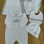 Set regalo corredino Set regalo - tinta neutra unisex -composto da tutina a maniche lunghe con piedini e colletto profilato + bavetta in interlock di cotone + cappellino in jersey di cotone + copertina in jersey - fodera 100% cotone. Made in Italy Glam Lista Nascita Corredino