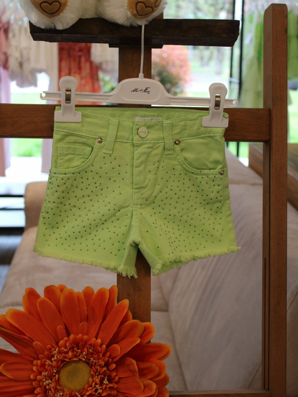 Shorts bimba UE0629 00 Shorts bimba Shorts in cotone elasticizzato con cintura elastica regolabile, allacciatura con bottone, decoro strass sul davanti, fondo sfrangiato.