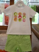 Shorts bimba Shorts in cotone elasticizzato con cintura elastica regolabile, allacciatura con bottone, decoro strass sul davanti, fondo sfrangiato.