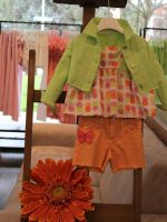 Shorts bimba Shorts in cotone elasticizzato con cintura elastica regolabile, allacciatura con bottone, decoro con patch e fiocco in tulle applicati, fondo sfrangiato.