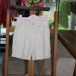 Shorts con cintura Shorts con cinta elasticizzata e cintura, allacciatura con bottone, tasche america.