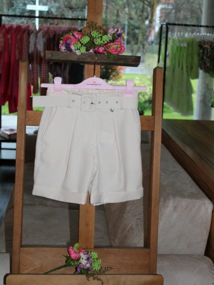 Shorts con cintura Shorts con cinta elasticizzata e cintura, allacciatura con bottone, tasche america.