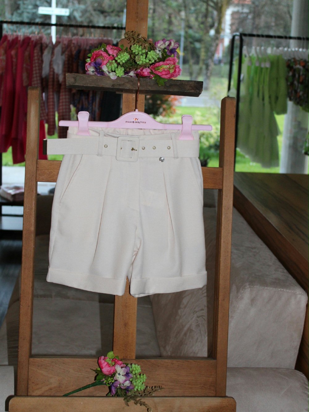 Shorts con cintura PHJSH3055 00 Shorts con cintura Shorts con cinta elasticizzata e cintura, allacciatura con bottone, tasche america.