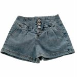 Shorts denim Shorts in denim elasticizzato, modello con taschine laterali, vita alta chiusa da quattro bottoni.