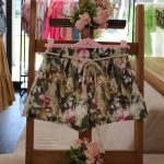 Shorts fantasia mimetica Shorts morbidi con cinta elastica e cinturina in tessuto, tasche america, foderati, 100% cotone, fantasia floreale mimetica all over.