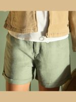 Shorts Fields Of Flowers Shorts in lino con taschine laterali, allacciatura a bottone,regolazione vita con elastico interno.