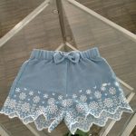 Shorts La Vie En Rose Shorts in tessuto con cinta elastica e fiocco applicato in vita, fondo smerlato con dettaglio ricamo inglese.