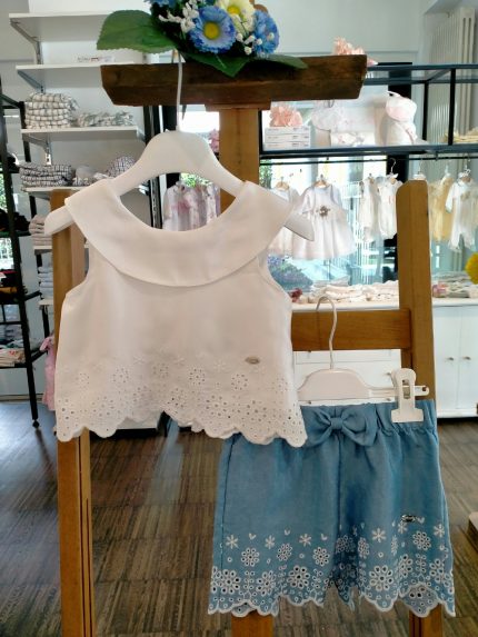 Shorts La Vie En Rose Shorts in tessuto con cinta elastica e fiocco applicato in vita, fondo smerlato con dettaglio ricamo inglese.