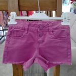 Shorts La Vie En Rose Shorts in twill, modello cinque tasche, allacciatura frontale con tre bottoni, vita regolabile con elastico interno.