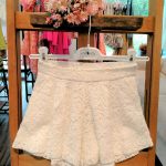 Shorts ragazza Shorts in pizzo con tasche laterali, allacciatura con zip nascosta sul fianco, cintura elastica dietro.